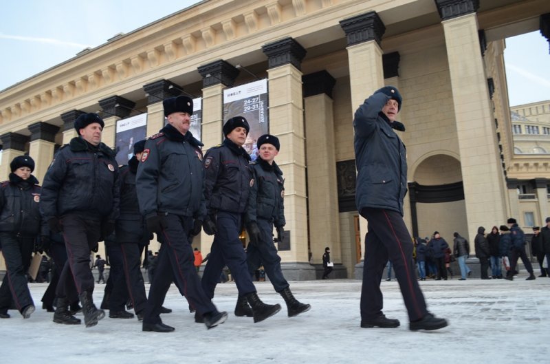 Полицейские прошли маршем перед Оперным
